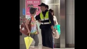 台北市捷運車廂內，女子疑因婦人硬擠加雨傘滴水，雙方爆發激烈口角。（圖／翻攝Threads@itsme_pei1106）