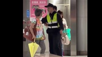 不爽阿嬤硬擠+傘滴水！捷運車廂2女互開嗆