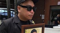 《紅人榜》男星27歲弟猝逝　悲捧遺照告別