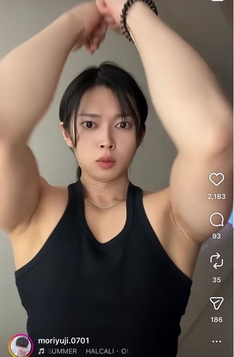 日本的髮型設計師 Moriyuji不僅擁有讓女性都嫉妒的精緻五官,更擁有一身厚實的三角肌與二頭肌。(圖/翻攝自Moriyuji IG)