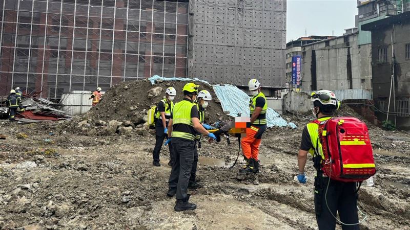 傷者準備送醫。（圖／翻攝畫面）