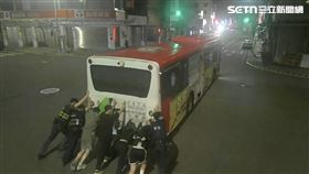推公車,電動公車,巨業客運,沒電,拋錨,故障,台中（圖／翻攝畫面）