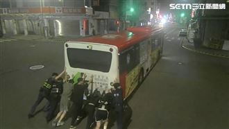台中電動公車半路斷電拋錨！深夜卡路中間
