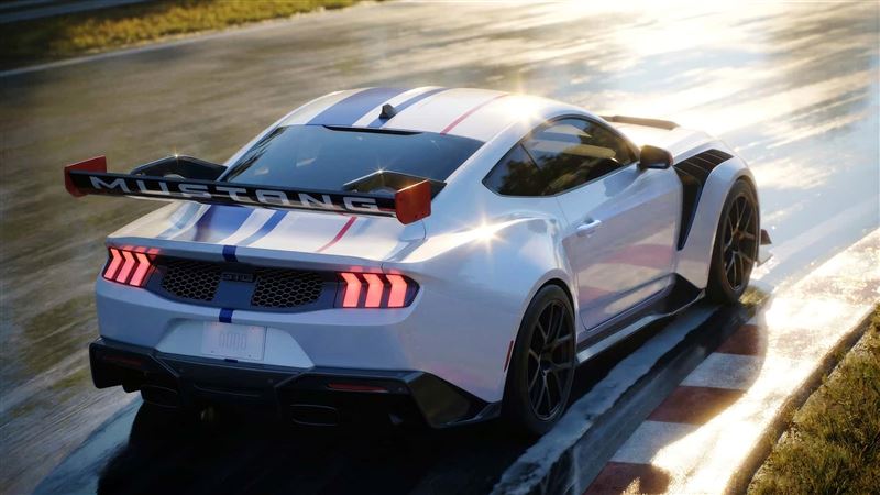 尾翼後方印上超大「Mustang」白色字樣。(圖/翻攝Ford網站)