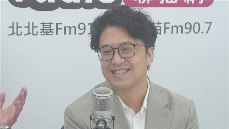 謝寒冰兌現發雞排承諾 沈伯洋幽默回一句
