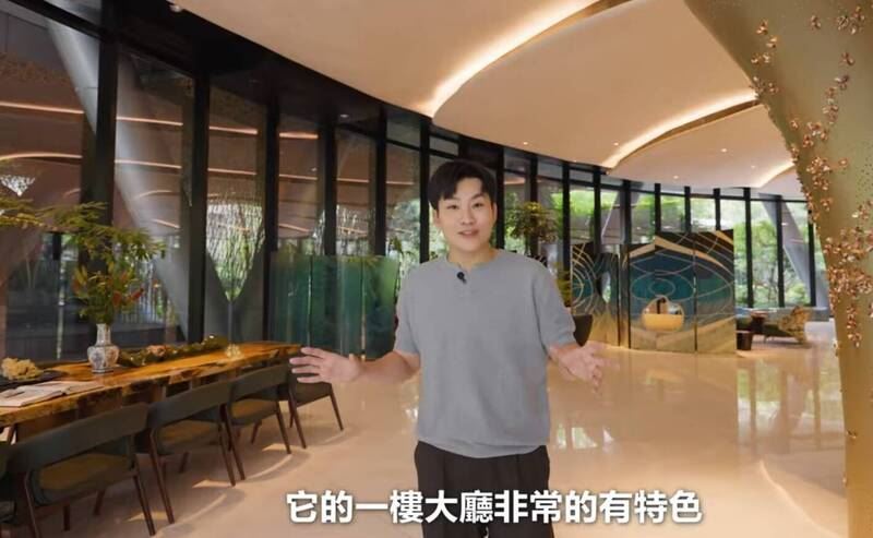 Joeman開箱陶朱隱園介紹一樓氣派大廳。(圖/翻攝自Youtube)