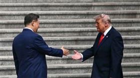 美國總統川普暌違近十年再度踏上中國土地，於14日和中國國家主席習近平在北京人民大會堂會面。當中關於是否需中國幫忙協調美伊僵局，川普和國務卿盧比歐的說法不同調，讓外界霧裡看花。（圖／翻攝自X平台 @BenjAlvarez1）