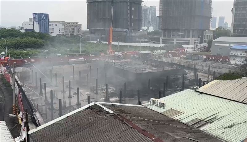 台中社會宅工地火勢已撲滅，但火場溫度仍非常高超過一千度，工程人員用吊車把建材吊離避免載重過多坍塌。(圖／翻攝畫面）