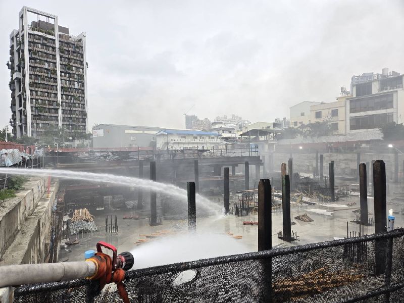 台中市北屯區新平好室社宅工地13日發生火災，火勢燒了14小時後熄滅，因火場溫度高，台中市消防局14日上午派員現場灑水降溫。（民眾提供）