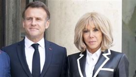 馬克宏（左）與碧姬（右）除了是姐弟戀外，同時也是師生戀。（翻攝X@EmmanuelMacron）