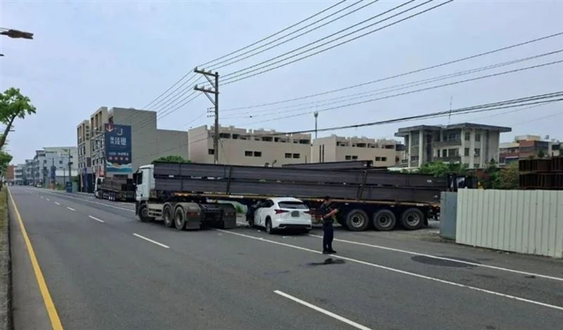 休旅車暴衝「插進拖板車底」 驚悚畫面曝