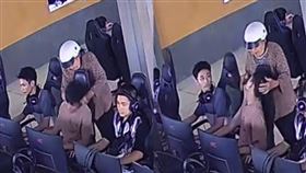 阿嬤衝網咖打孫子結果打錯人。（圖／取自越南《ZNEWS.VN》）