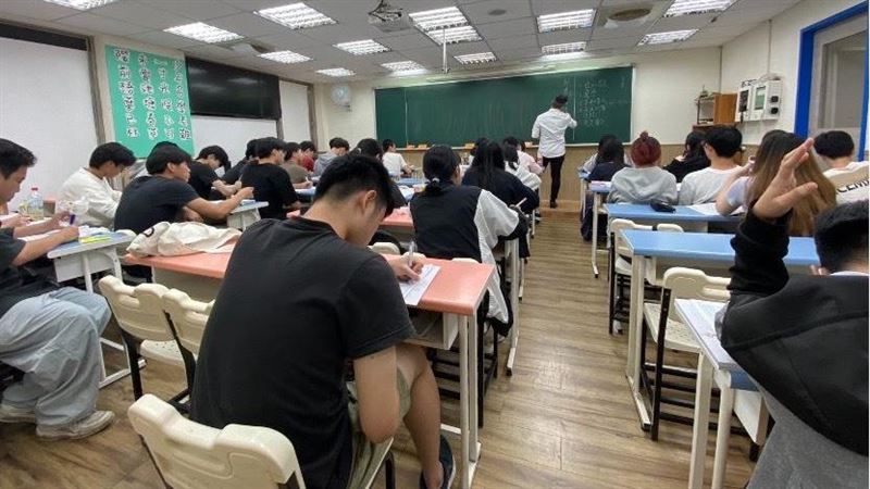 115年國中會考進入黃金倒數48小時,中華民國補習教育協會理事長劉益和提醒考生,更重要的是應試相關物品需備齊,也應放寬心。(圖/中華民國補教協會提供)
