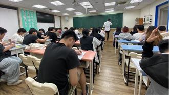 115會考／英語首見4人街訪聽力　這題組難