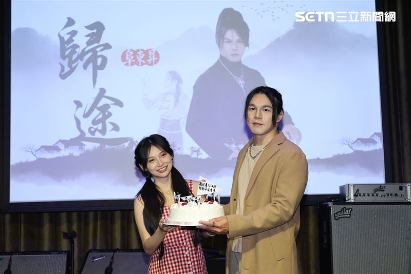 阜東昇發片記者會,邀請好友祈錦鈅(左)出席站台。(圖/記者鄭孟晃攝影)