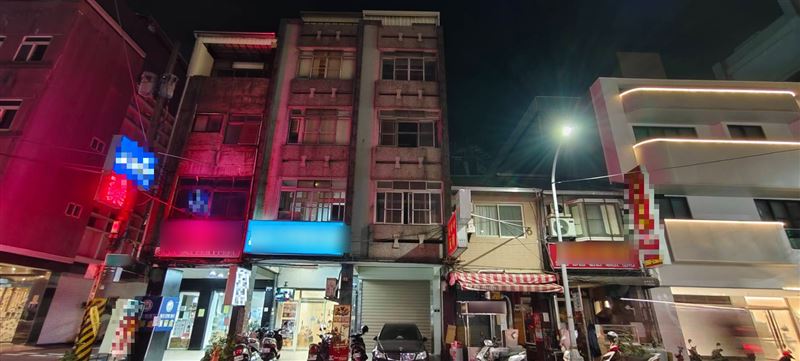 五口命案發生將近一年,近日晚間疑似有移工把賓士車大喇喇停進凶宅前騎樓,引起居民議論。(圖/翻攝畫面)