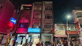 豐原5口命案，透天厝，大門深鎖，神祕賓士入夜，停最陰騎樓（圖／翻攝畫面）