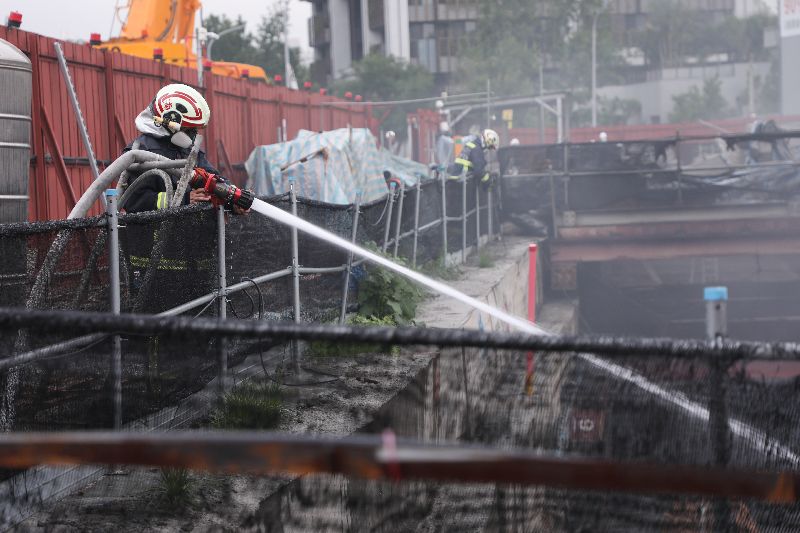 內政部國家住都中心起造的「新平好室」社會住宅新建工程13日發生火警，因地下2樓部分結構受損，考量安全疑慮，台中市消防局派員採正壓排煙及持續注水方式進行降溫。（台中市府提供）
