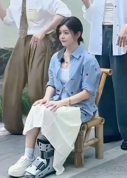 陳妍希受傷仍堅持參加綜藝錄製。（圖／翻攝自微博）