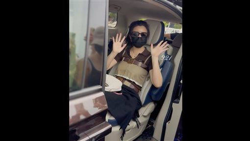 陳妍希坐輪椅現身機場　爆與趙露思演新劇