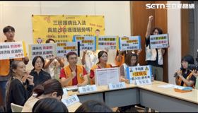 臺灣護理產業工會、台灣醫療工會聯合會、台灣醫療改革基金會、中華民國家庭照顧者關懷總會等團體在立法院召開記者會，針對甫「入法」的三班護病比規範提出批評。（圖／記者簡浩正攝影）