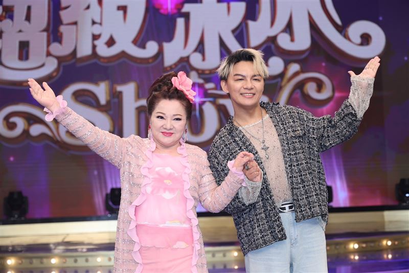 白冰冰跟入圍台語歌王的曾瑋中合照。(圖／記者鄭孟晃攝影）