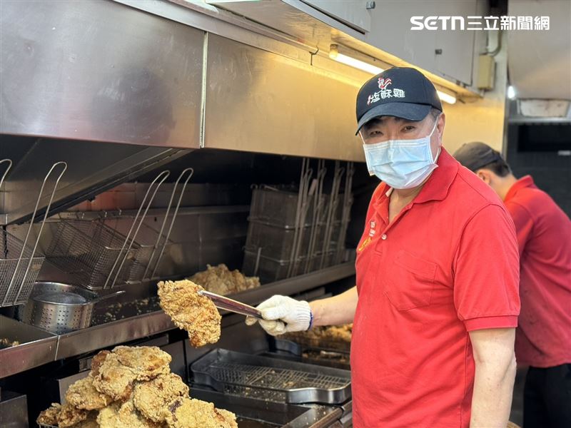 「台灣鹽酥雞」董事長洪誌謙至今親力親為,不僅巡店,還擔心員工沒吃飯,每天煮飯給員工吃。(圖/記者李育道攝影)