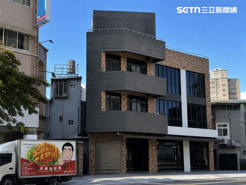 台灣鹽酥雞總部於2018年購得並開始建設,2023年完工,一樓為中央廚房,二樓則是董事長的招待所,三樓則為員工宿舍,當年董事長一邊顧店一邊親自監督工程進度,且凌晨2點還要親自跑菜市場購買蔬菜,每天睡不到3小時。(圖/台灣鹽酥雞)