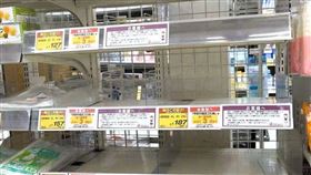 許多日本網友近日在社群上傳超市垃圾袋被掃貨一空的照片，引發民眾搶購恐慌。各地政府紛紛澄清，垃圾袋目前供應穩定，呼籲民眾不要過度囤貨。（圖／翻攝自X平台 @Melteenteen）
