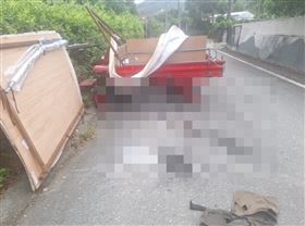 花蓮玉里高寮村，發生農用車與機車碰撞事故，鄧女遭輾壓重傷送醫搶救。（圖／翻攝畫面）