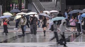 雨區擴大　5/6天氣回穩（1）中央氣象署5日傍晚更新大雨特報，雨區擴大，新北、竹苗等8縣市防局部大雨，6日白天起天氣逐漸穩定。圖為民眾下午在台北市中山南西商圈撐傘逛街。中央社記者裴禛攝　115年5月5日