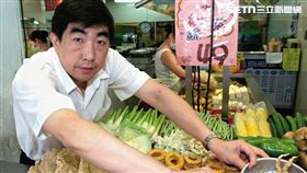 「台灣鹽酥雞」董事長洪誌謙當年穿著襯衫擺攤。（圖／台灣鹽酥雞提供）