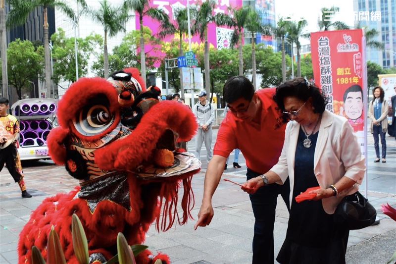 「台灣鹽酥雞」董事長洪誌謙國中時期就跟著媽媽(右)擺路邊攤,如今已擁有三間店面,但「工作狂」可能是刻在骨子的基因,80歲的洪媽媽儘管退休仍時不時想來店裡幫忙切菜。(圖/台灣鹽酥雞提供)