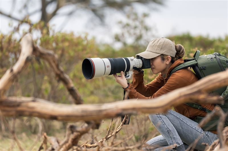 FE 100-400mm F4.5 GM OSS鏡頭內建自動對焦系統配備四組XD線性馬達與最新AF演算法，能提升速度與主體追蹤能力