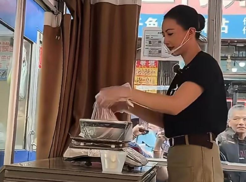 高圓圓走進大眾生活中的吆喝聲與討價還價聲,這種「專業攤主」般的拚勁,反而贏得了更多路人的掌聲。(圖/翻攝自微博)