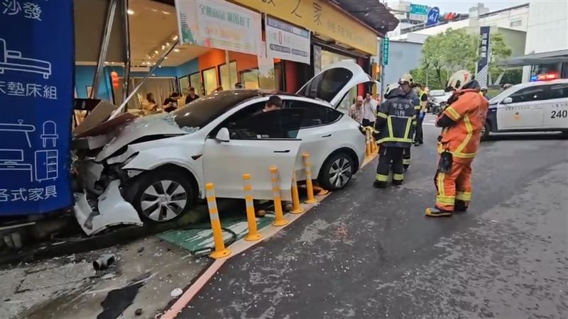 新北三重區家具行「沙發之家」，遭一台特斯拉暴衝撞進店內。（圖／翻攝畫面）