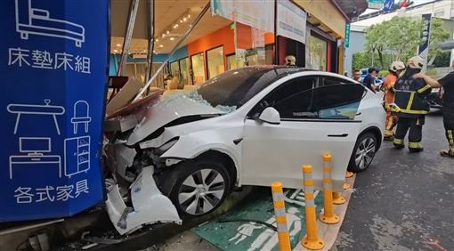 新北三重車禍！特斯拉失控暴衝撞進家具店