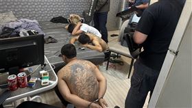 警方逮捕涉案的逃逸越籍移工。（圖／翻攝畫面）