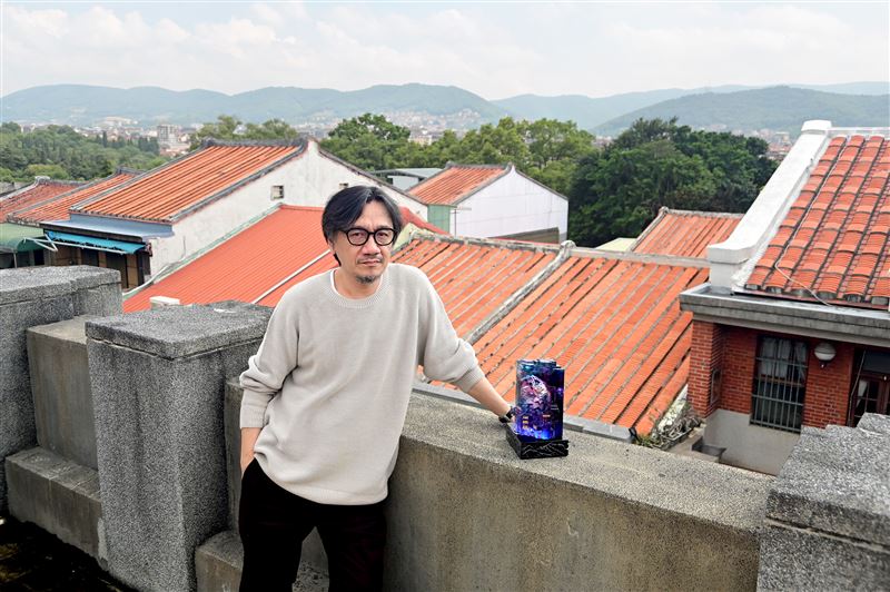 tittot琉園設計總監陳俊維與台灣印象新作《大道功成》在迪化街屋頂拍攝