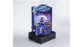 透過《大道功成》拋光之背面，觀看街屋夜景與燦爛煙火。