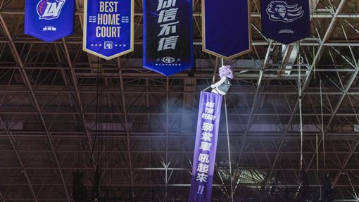 年度最佳吉祥物　瑞迪開場吊鋼索從天而降