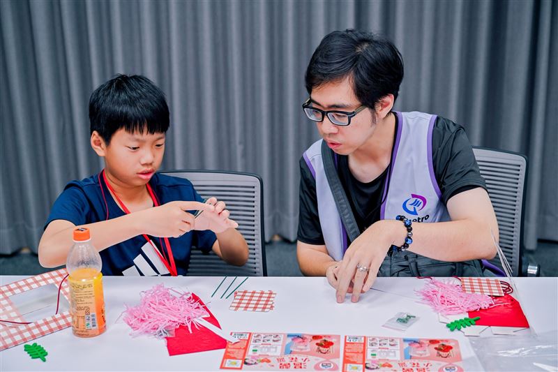 桃捷同仁化身陪玩哥哥、姊姊,陪伴孩童DIY與參訪捷運,透過互動傳遞關懷,也在孩子心中種下未來夢想。(圖/主辦單位提供)