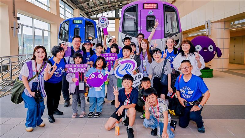 桃園市府攜手桃捷與沿線商家辦理「搭桃捷.童遊桃園」公益活動,陪伴小衛星孩童體驗捷運與DIY互動,傳遞關懷與感恩。(圖/主辦單位提供)