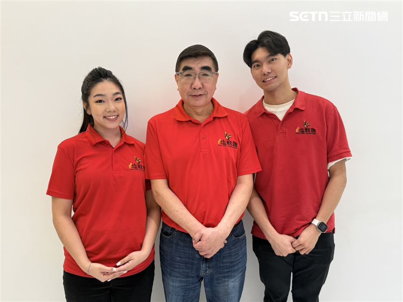 「台灣鹽酥雞」董事長洪誌謙與二代洪浩瑜（右）、洪慈敏（左）兄妹。（圖／記者李育道攝影）