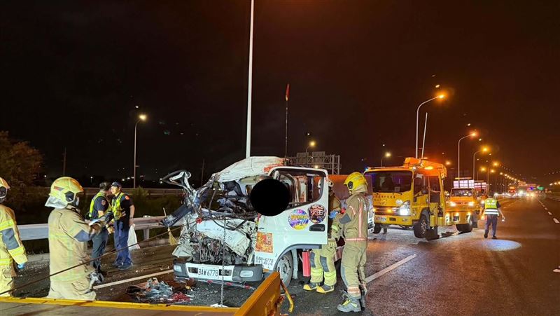 國1南下小貨車追撞!駕駛受困臟器外露亡