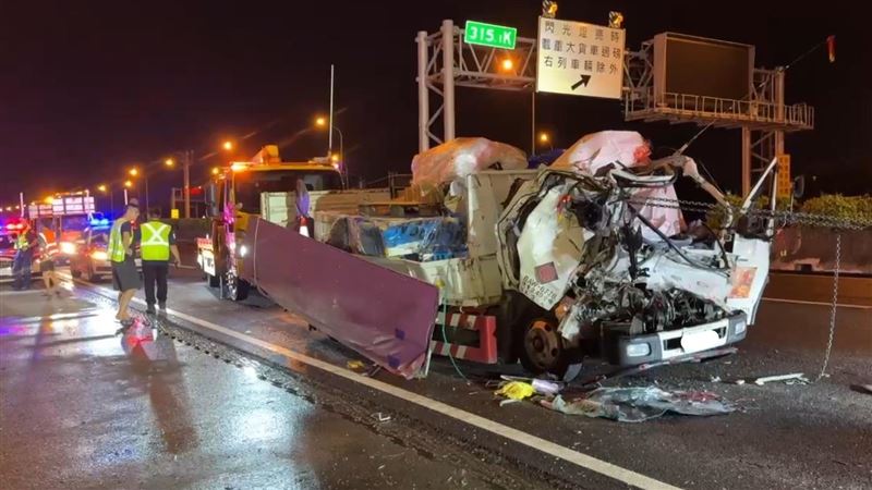 國道1號南下315.2公里處,發生死亡車禍,一台小貨車追撞前方的貨櫃車,駕駛受困明顯死亡。(圖/翻攝畫面)