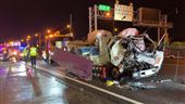國1南下小貨車追撞！駕駛受困臟器外露亡