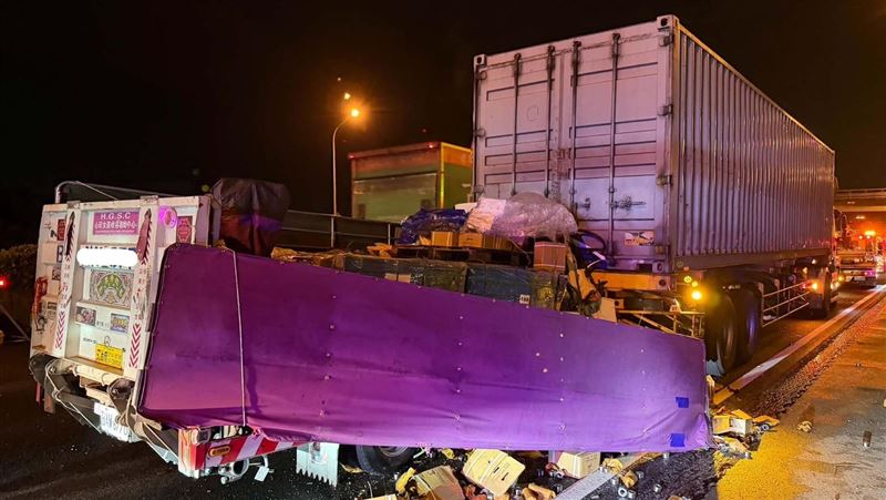 國道1號南下315.2公里處,發生死亡車禍,一台小貨車追撞前方的貨櫃車,駕駛受困明顯死亡。(圖/翻攝畫面)