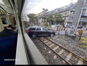 新／小客車闖卡花壇平交道　自強號倒退嚕（圖／翻攝鐵道文化之旅）