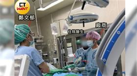 台中榮總神經外科科主任鄭文郁被爆出放任無照廠商上台動刀，自己則站在一旁納涼。（圖／民眾提供）